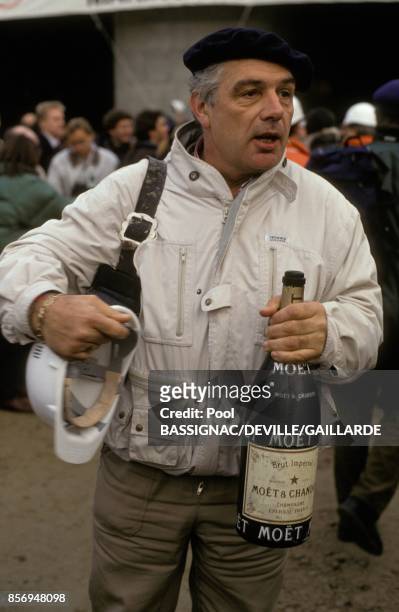 Le journaliste Michel Chevalet avec un beret basque et une bouteille de champagne lors de la jonction de l'Eurotunnel le 1er decembre 1990 en France.