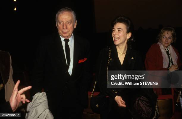 Yves Montand et sa compagne Carole Amiel a la premiere du film 'Netchaiev est de retour' realise par Jacques Deray le 22 janvier 1991 a Paris, France.