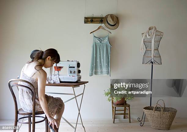 woman in the room - estudio de diseño de modas fotografías e imágenes de stock