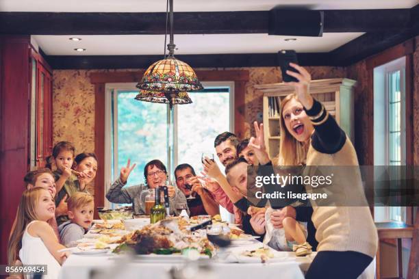 temporada navideña - familia grande fotografías e imágenes de stock