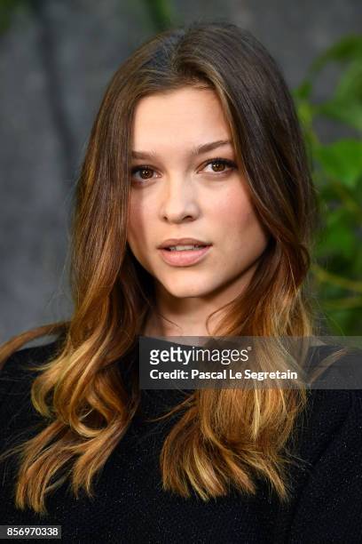 Sophie Cookson attends the Chanel show as part of the Paris Fashion Week Womenswear Spring/Summer 2018 on October 3, 2017 in Paris, France.