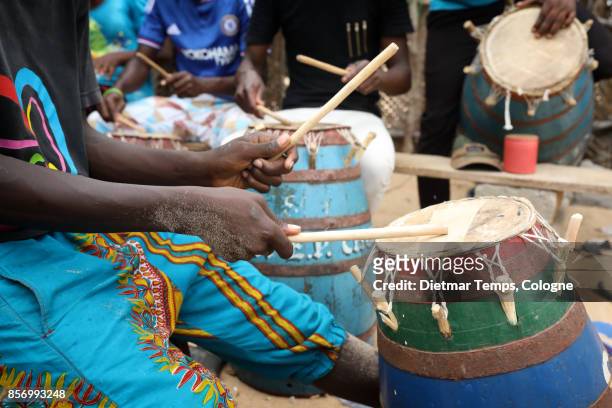 traditional drums on the beach in accra, ghana - dietmar temps stockfoto's en -beelden
