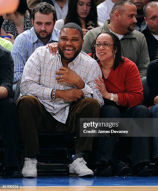 Anthony Anderson and S. Epatha Merkerson attend Sacremento Kings vs New York Knicks game at Madison Square Garden on March 20, 2009 in New York City.