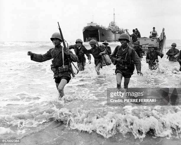 Picture released on December 1952 of Mobile Groups of French army disembarking on the South Delta coast, at the beginning of French military...