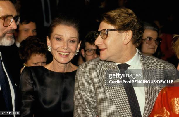 Audrey Hepburn et Yves Saint Laurent a la soiree des 40 ans de creation du styliste Hubert de Givenchy le 21 octobre 1991 a Paris, France.