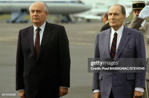 Francois Mitterrand accueille Mikhail Gorbatchev avant un sejour a Latche dans le departement des Landes le 30 octobre 1991 en France.