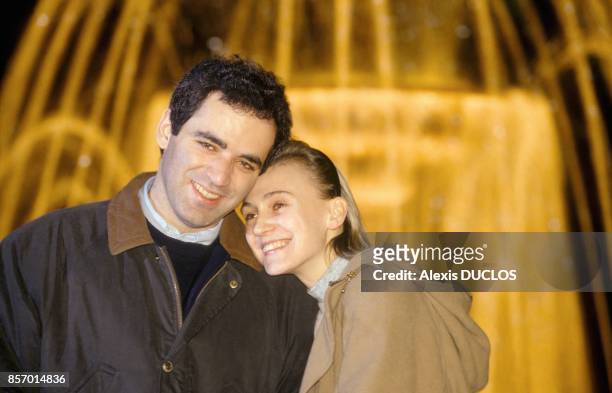 Le joueur d'echecs russe Garry Kasparov avec sa femme Clara a Paris le 8 novembre 1991 a Paris, France.