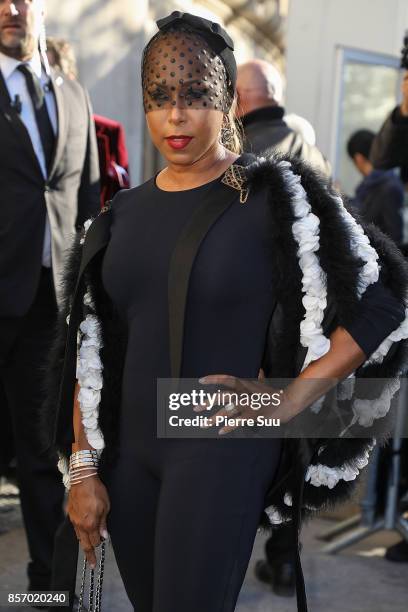 Marjorie Bridges-Woods arrives at the Chanel show as part of the Paris Fashion Week Womenswear Spring/Summer 2018 on October 3, 2017 in Paris, France.