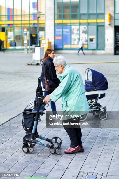 senior woman with walker and young mom - corcunda imagens e fotografias de stock