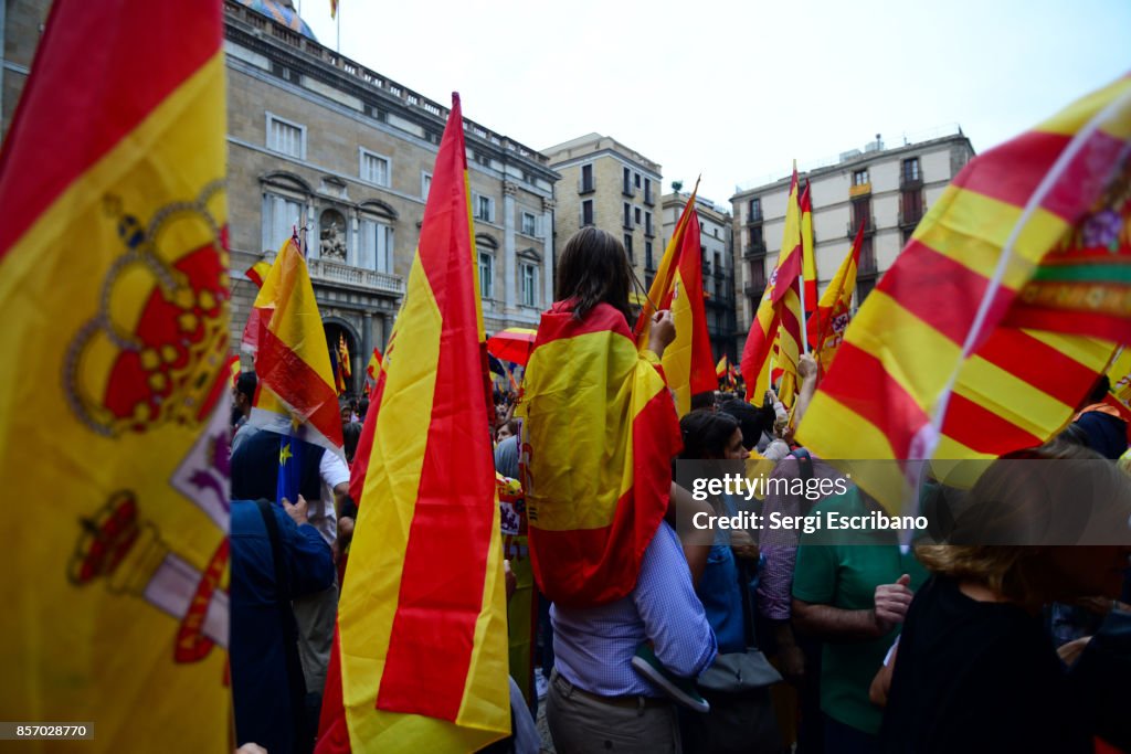 Constitutionalist associations gather on september 30, 2017 in Barcelona to protest against the referendum of self-determination of Oct. 1