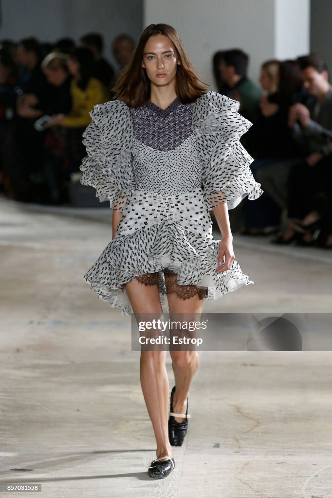 Giambattista Valli : Runway - Paris Fashion Week Womenswear Spring/Summer 2018