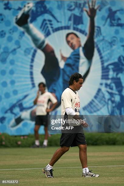 Peruvian national football team coach Jose Guillermo del Solar leads a training session in Lima on March 30, 2009. Peru will face Brazil in Porto...