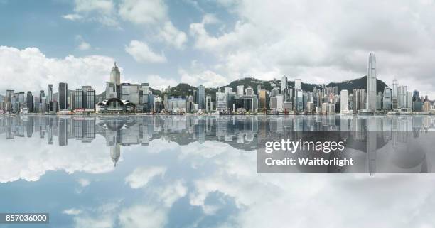 hong kong skyline - hong kong harbour stockfoto's en -beelden