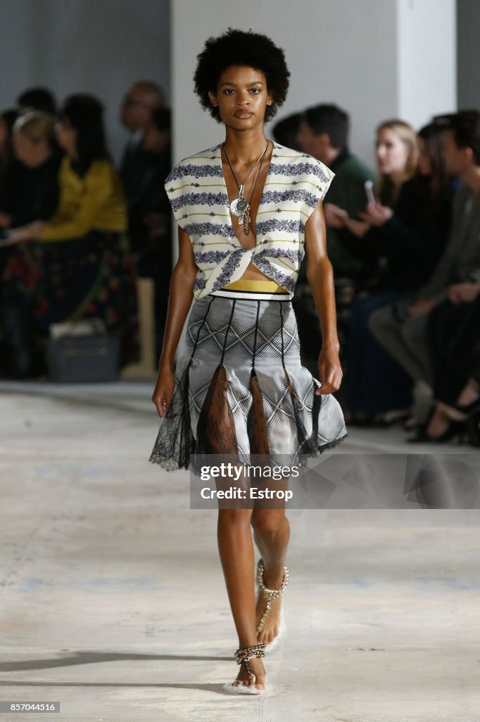 Giambattista Valli : Runway - Paris Fashion Week Womenswear Spring/Summer 2018