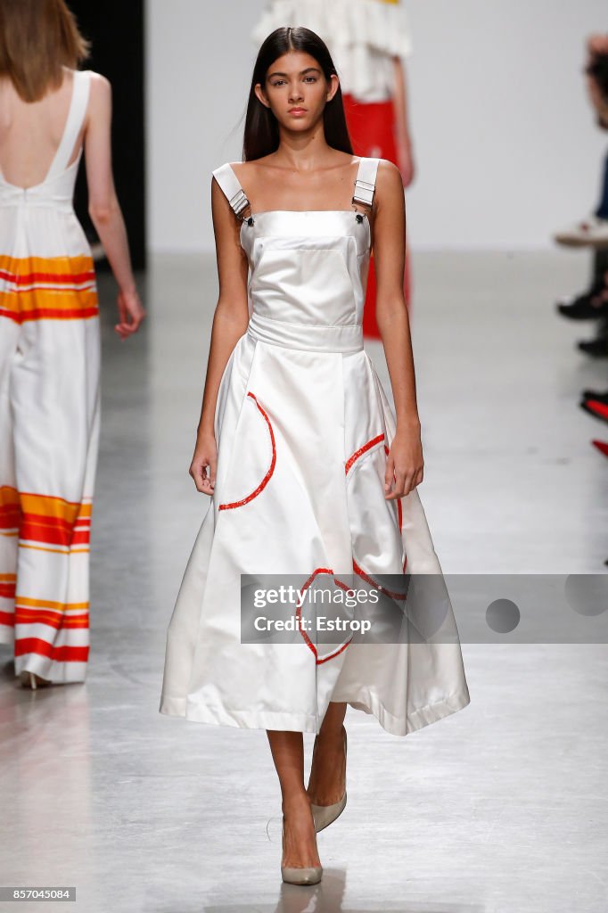 Valentin Yudashkin : Runway - Paris Fashion Week Womenswear Spring/Summer 2018