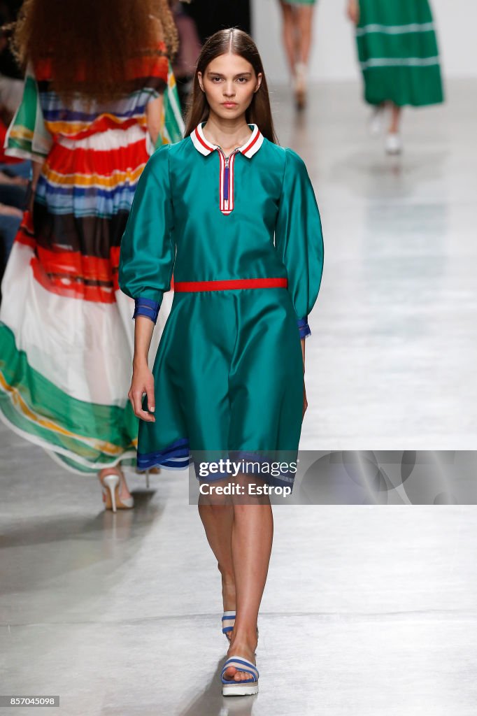 Valentin Yudashkin : Runway - Paris Fashion Week Womenswear Spring/Summer 2018