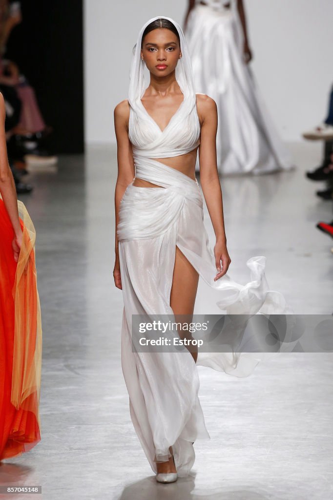 Valentin Yudashkin : Runway - Paris Fashion Week Womenswear Spring/Summer 2018
