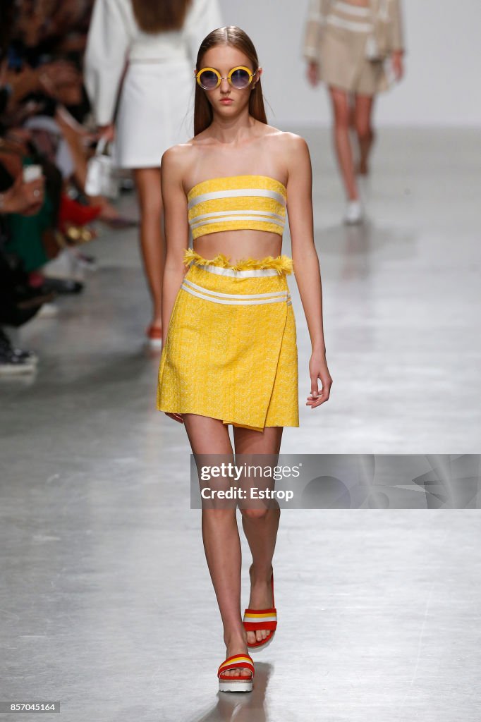 Valentin Yudashkin : Runway - Paris Fashion Week Womenswear Spring/Summer 2018