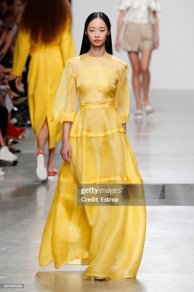 Valentin Yudashkin : Runway - Paris Fashion Week Womenswear Spring/Summer 2018
