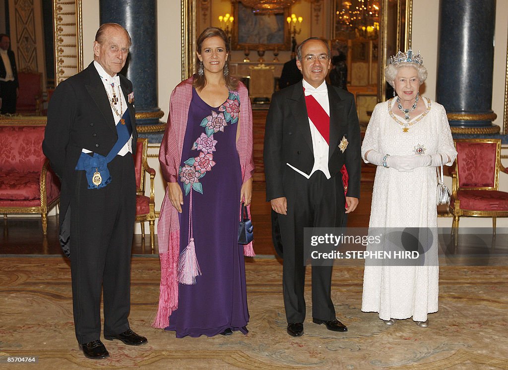 Britain's Queen Elizabeth (R) and the Du