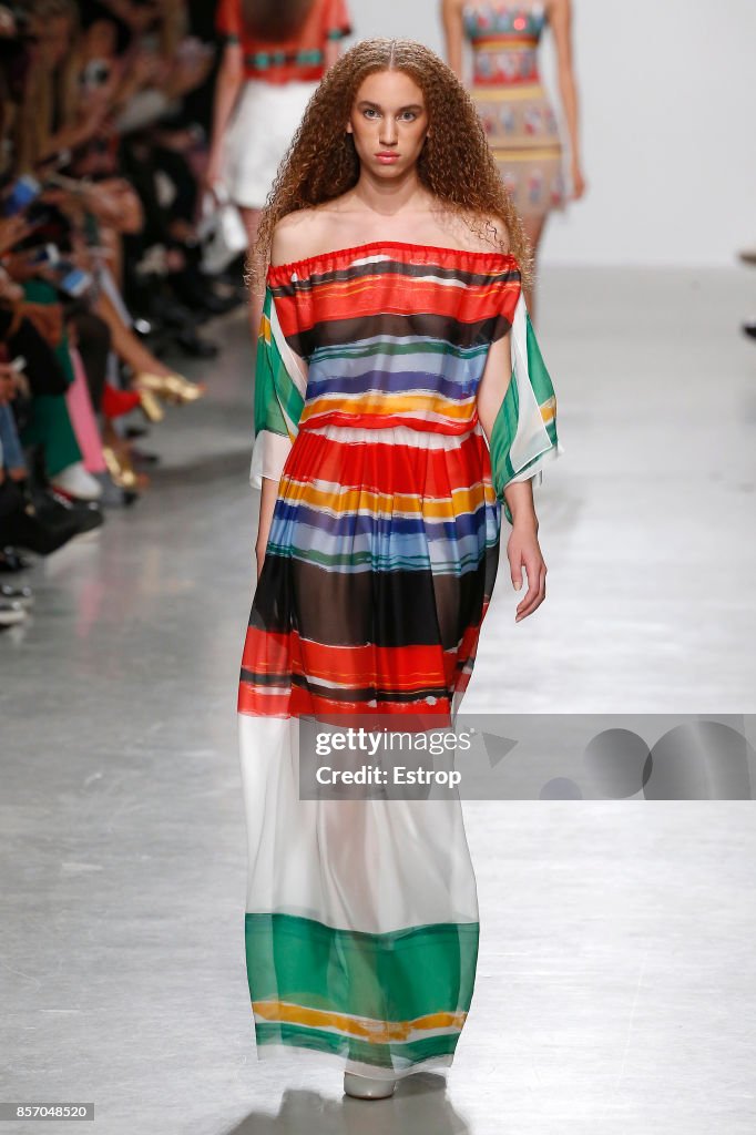 Valentin Yudashkin : Runway - Paris Fashion Week Womenswear Spring/Summer 2018