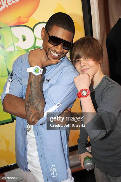 Usher and Justin Bieber arrive at Nickelodeon's 2009 Kids' Choice Awards at UCLA's Pauley Pavilion on March 28, 2009 in Westwood, California.
