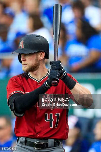 Jeremy Hazelbaker of the Arizona Diamondbacks warms up on the on deck circle during the game against the Kansas City Royals at Kauffman Stadium on...