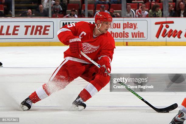 Nicklas Lidstrom of the Detroit Red Wings makes a hard turn with the puck during a NHL game against the New York Islanders on March 27, 2009 at Joe...