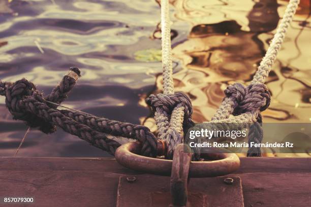 naval ropes on a pier. vintage nautical knots. - cabo característica costera fotografías e imágenes de stock