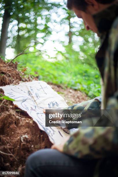 kaart, hoed, natuur, reiziger, kaart ingenieur, cartograaf, toeristische - cartograaf stockfoto's en -beelden