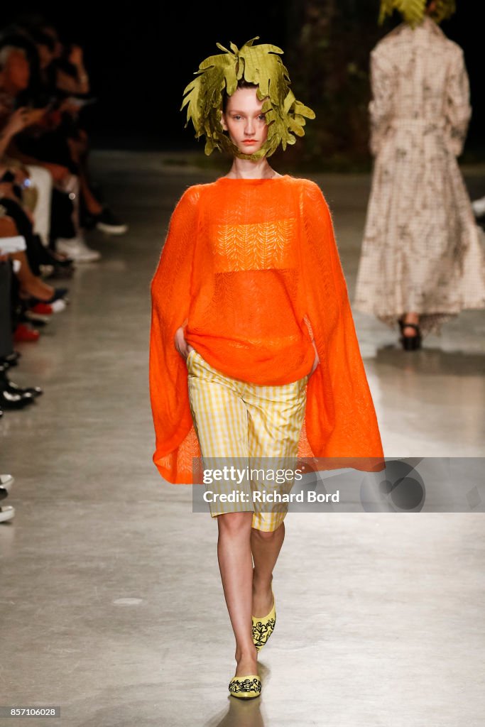 Junko Shimada : Runway - Paris Fashion Week Womenswear Spring/Summer 2018