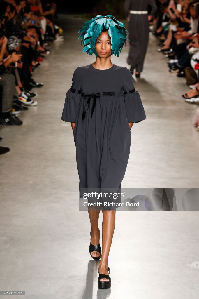 Junko Shimada : Runway - Paris Fashion Week Womenswear Spring/Summer 2018
