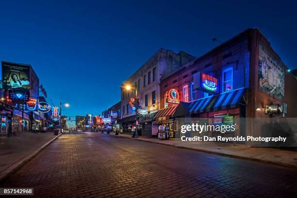 usa, tennessee, beale street at twilight - memphis tennessee stock-fotos und bilder