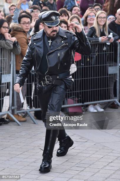 Peter Marino is seen arriving at Louis Vuitton show during Paris Fashion Week Womenswear Spring/Summer 2018 on October 3, 2017 in Paris, France.