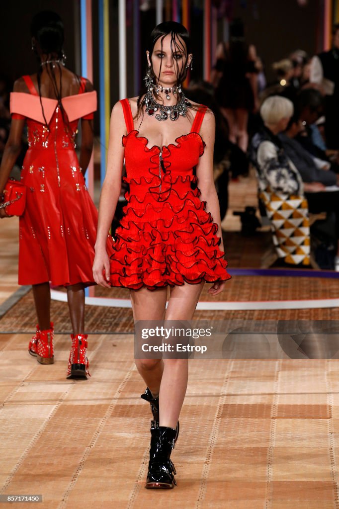 Alexander McQueen : Runway - Paris Fashion Week Womenswear Spring/Summer 2018