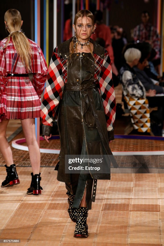 Alexander McQueen : Runway - Paris Fashion Week Womenswear Spring/Summer 2018