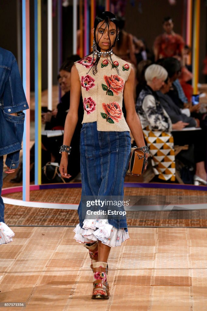 Alexander McQueen : Runway - Paris Fashion Week Womenswear Spring/Summer 2018