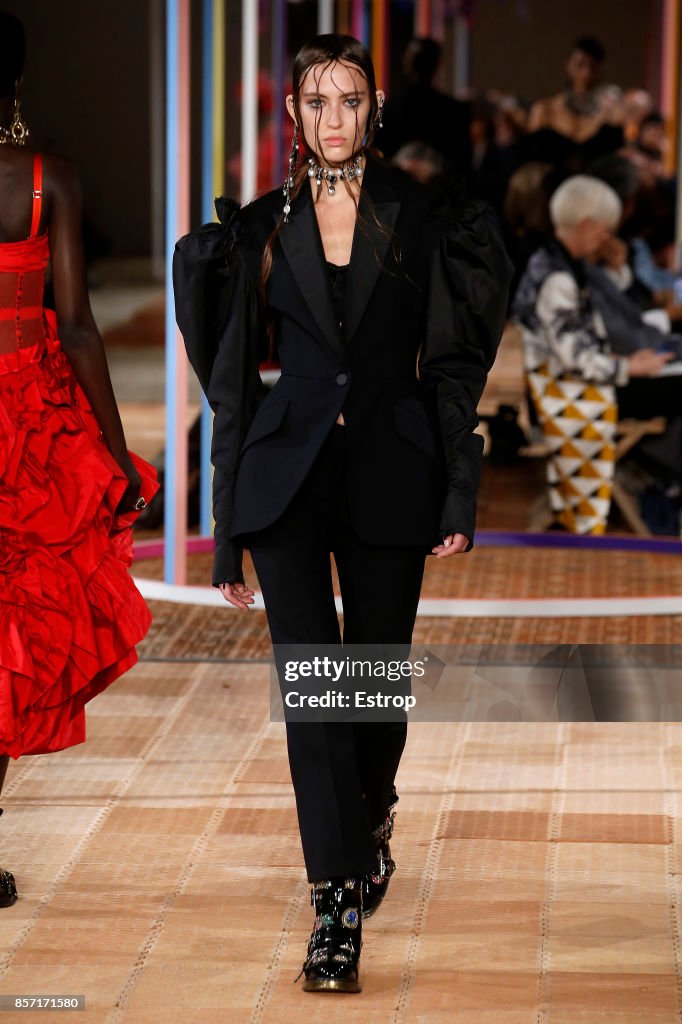 Alexander McQueen : Runway - Paris Fashion Week Womenswear Spring/Summer 2018