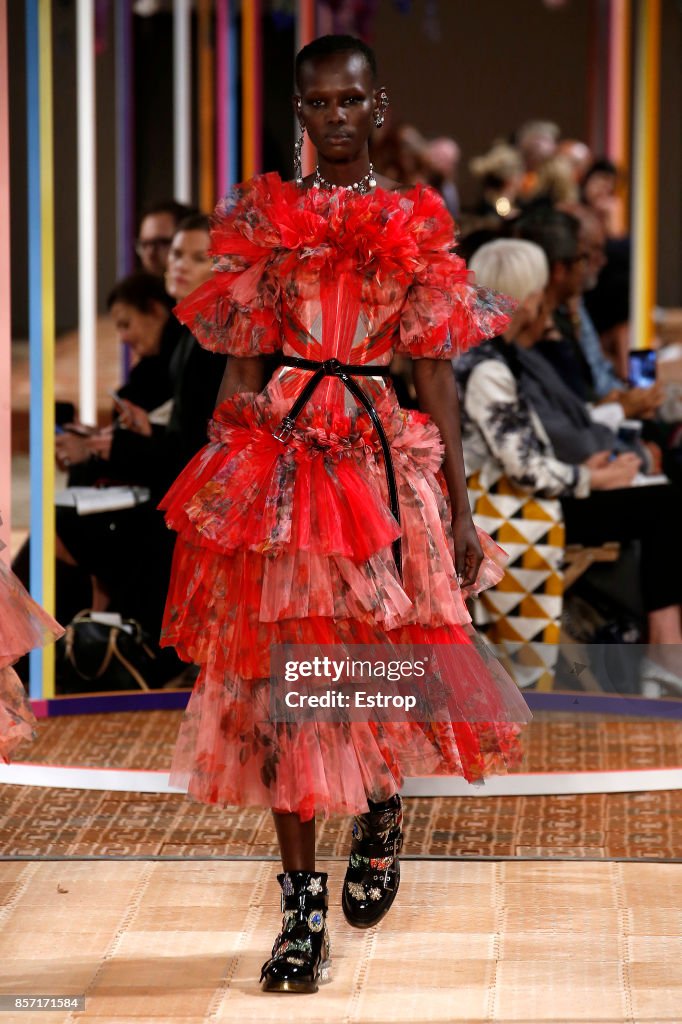 Alexander McQueen : Runway - Paris Fashion Week Womenswear Spring/Summer 2018