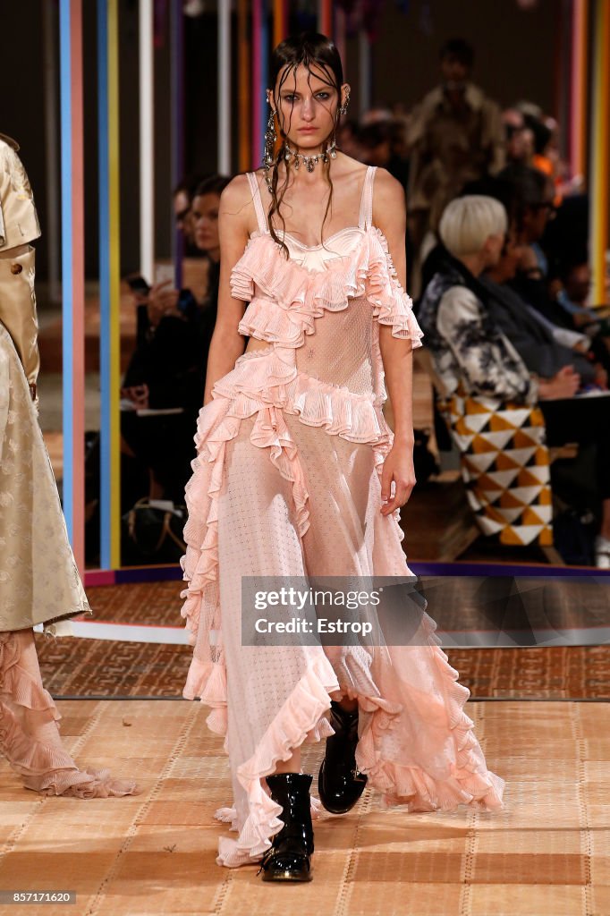 Alexander McQueen : Runway - Paris Fashion Week Womenswear Spring/Summer 2018
