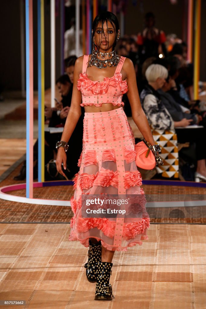 Alexander McQueen : Runway - Paris Fashion Week Womenswear Spring/Summer 2018