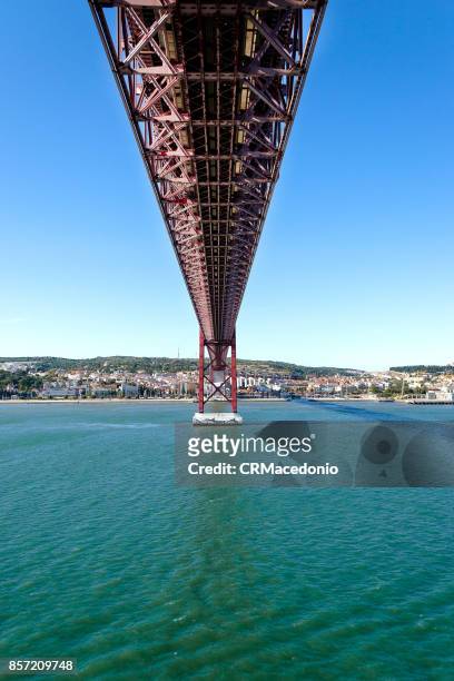 the 25 de abril bridge (ponte 25 de abril) - crmacedonio stock pictures, royalty-free photos & images