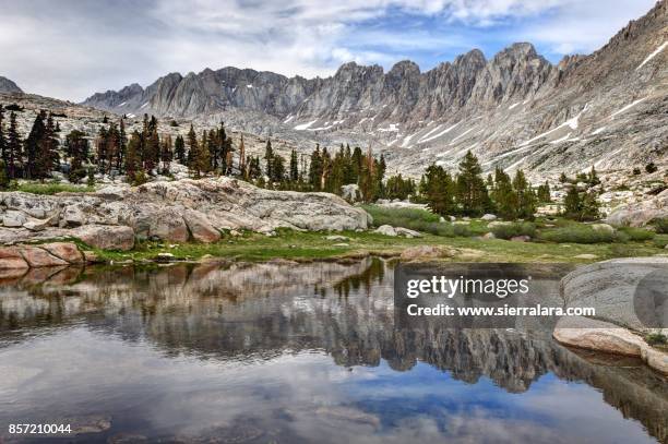 mounts mallory, leconte, and corcoran reflected in the basin - wildnisgebiet ansel adams stock-fotos und bilder
