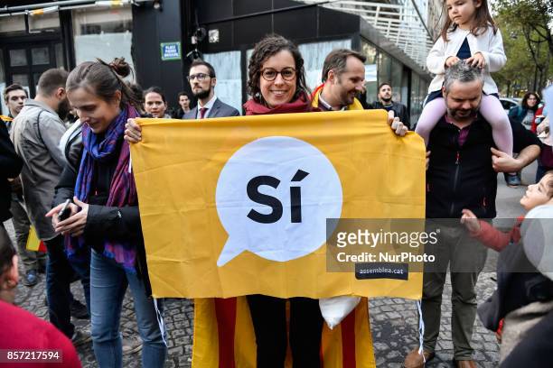 Hundred demonstrators protest in front of the ambassy of Spain in Paris, on October 3, 2017 to protest against the violence of spanish policemen on...