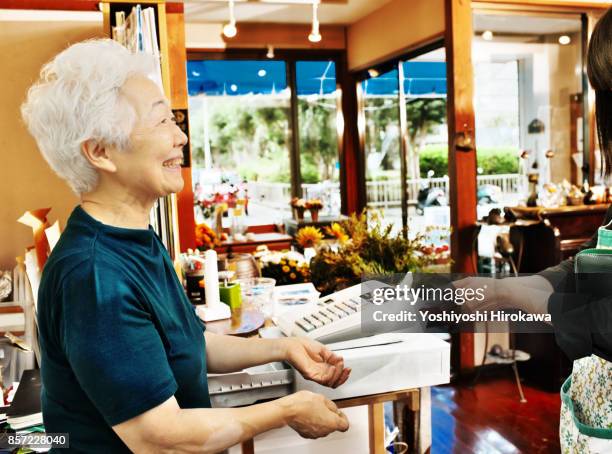 seniors of small flower shop - retraités qui travaillent photos et images de collection