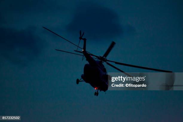 helicopter in the night - helicopter rotors stock-fotos und bilder