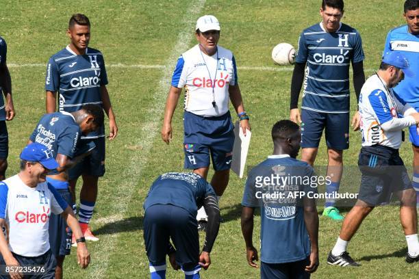 Honduras' coach Colombian Jorge Luis Pinto gives instructions to his players during a training session at the Carlos Miranda stadium, in Comayagua,...