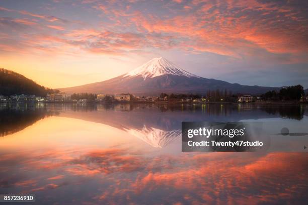 fuji mountain at kawaguchiko lake, japan - yamanashi prefecture 個照片及圖片檔