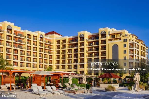 ein abschnitt des ritz-carlton hotels palm beach an der karibik-insel aruba in der späten nachmittag sonne vor einem strahlend blauen himmel - aruba beach stock-fotos und bilder