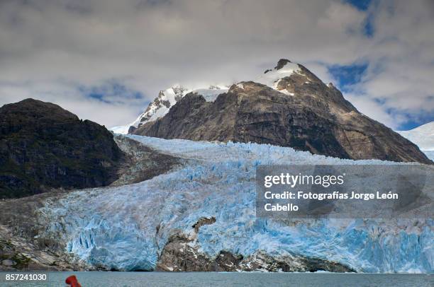 closer view of glacier los leones front in laguna sn. rafael np from the boat. - aisen del general carlos ibanez del campo stock pictures, royalty-free photos & images